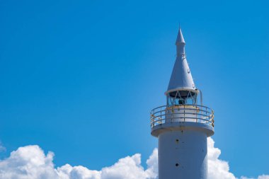 Mavi gökyüzü arka planında beyaz deniz feneri