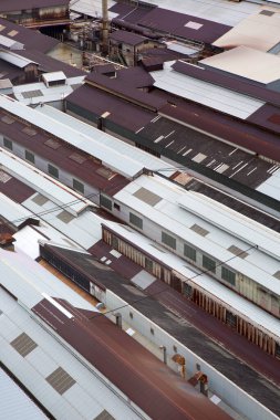 Paslanmış metal ve yıpranmış dokularla üst üste gelen endüstriyel çatılar