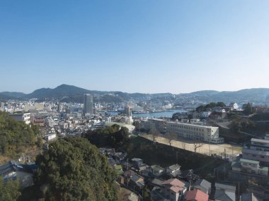 Japonya 'daki Glover' s Garden 'dan alınan Nagasaki limanının panoramik manzarası.