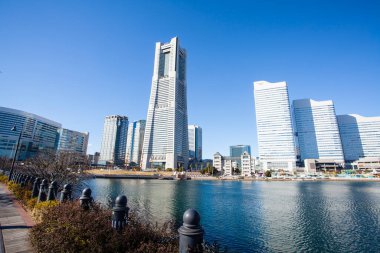 Yokohama Tarihi Kulesi ve Japonya 'nın Yokohama şehrinin Minato Mirai 21 bölgesindeki diğer gökdelenler.
