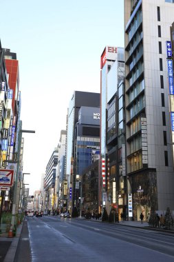 Gündüz Japon şehrinin modern mimarisi. Gün ışığında şehir manzarası  