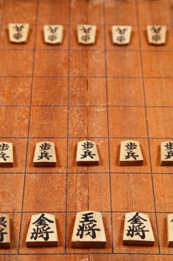 Arka planda tahtadan Japon satrancı, yakın plan.