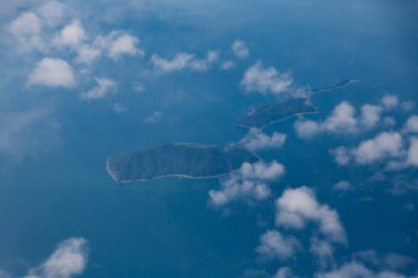 Deniz kıyısında uçak manzarası 