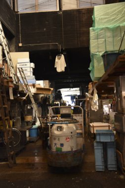 Çeşitli ekipman ve malzemelerle dolu deponun iç görünümü