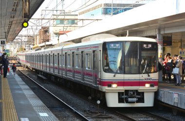 Japon Şehrinde Gündüz Hareket Eden Tren Görüntüsü