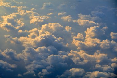 Gökyüzünde güneşli bulutlar