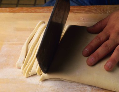 Tahtada hamuru kesen eller