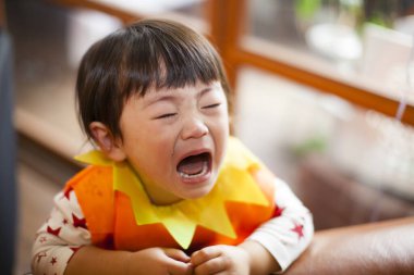 Cadılar Bayramı kostümü giyen Asyalı bebek ağlıyor 