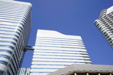 Modern şehir mimarisi, Tokyo, Japonya. Gökdelenler mavi gökyüzüne karşı güneşli bir günde 