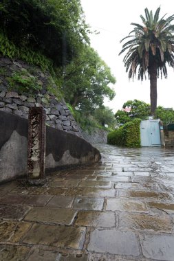 Eski kasabada dar bir sokak. Japonya 