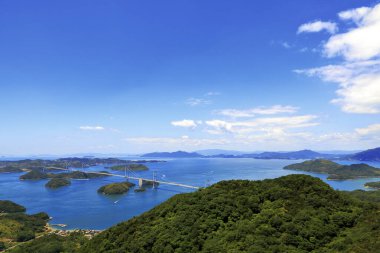 Deniz üzerindeki köprünün havadan görünüşü