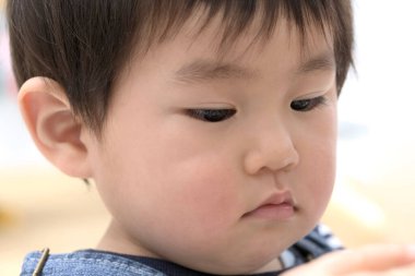 Yakışıklı Asyalı erkek bebek portresi. 