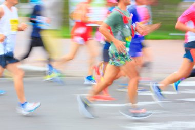 Bulanık maraton koşucuları şehirde koşuyor