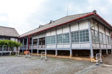 Gunma, Japonya 'daki eski Tomioka İpek Değirmeni Erkek Yatakhanesi' nin büyük pencereleri. UNESCO Dünya Mirası