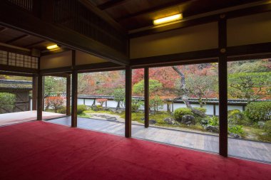 Village Caddesi 'ndeki Japon evlerinin dışında. 