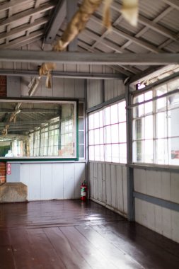 Büyük pencereli terk edilmiş eski bir evin içinde.