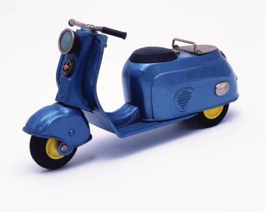 Beyaz arkaplanda scooter figürü