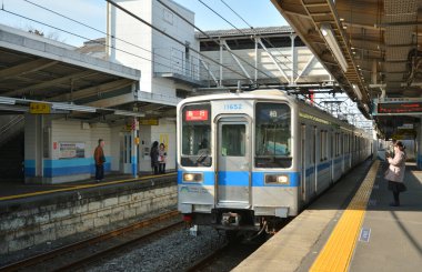 Tren istasyonu arkaplan görünümünde tren 