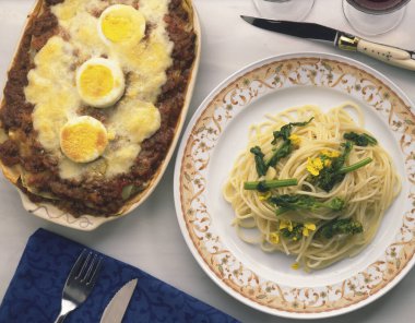 Fırında yumurta ve sebzeli makarna.