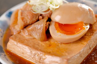 Japon mutfağı. haşlanmış domuz eti, tofu ve yumurta.