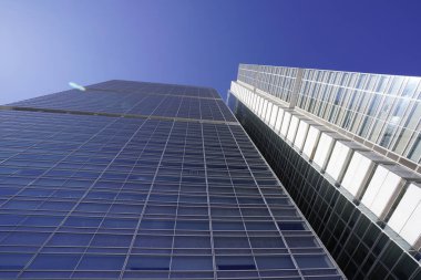 Modern şehir mimarisi, Tokyo, Japonya. Gökdelenler mavi gökyüzüne karşı güneşli bir günde 
