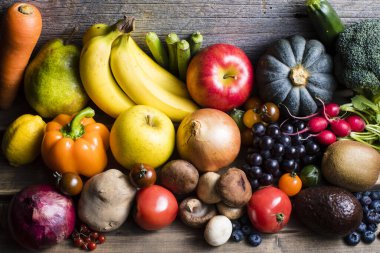 Farklı meyve ve sebzelerle bezenmiş. yemek ve diyet