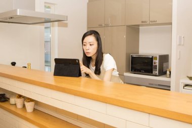 Evinde tableti olan güzel bir kız.