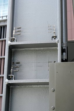 Endüstriyel metal yapıyı vidaları ve kaynaklı eklemleri gösteren yakın plan.