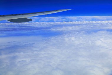 Bulutların üstündeki ufuk çizgisi görünümü Hava uçağından gelen bulanık arkaplan.