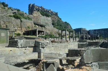 Gündüz Japon şehrindeki harabe binalar 