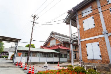 Gunma, Japonya 'daki eski Tomioka İpek Değirmeni' nin pencereleri kapalıydı. UNESCO Dünya Mirası