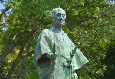 Parktaki erkek heykeli manzarası