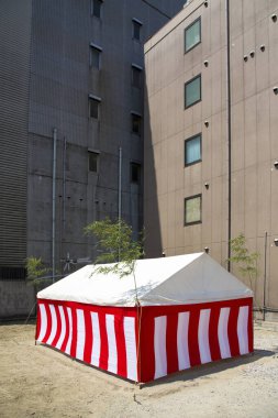 İnşaat alanında kırmızı ve beyaz çadır. Japonya 'da ev yapımı için temel atma töreni.