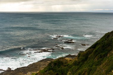 Dalgalar kayalara çarpıyor