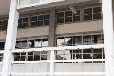 Gunma, Japonya 'daki eski Tomioka İpek Değirmeni' nin büyük pencereleri. UNESCO Dünya Mirası