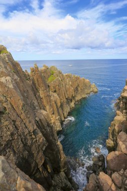 Kayalık sahili olan güzel bir deniz manzarası. Doğa, seyahat.