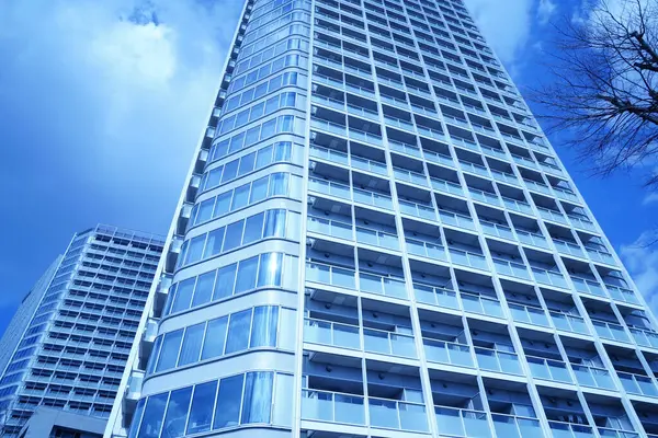 modern şehir mimarisi mavi gökyüzüne karşı, Tokyo, Japonya 
