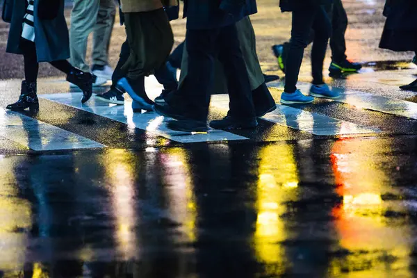 Yağmurlu Bir Akşamda Sokakta Yürüyen Insanlar — Stok fotoğraf