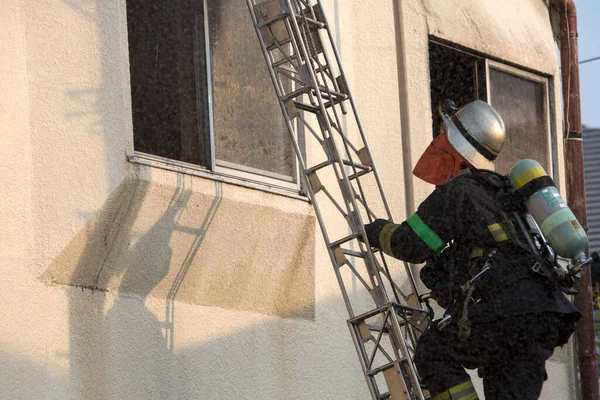 消防队员扑灭工业大厦的火警 — 图库照片