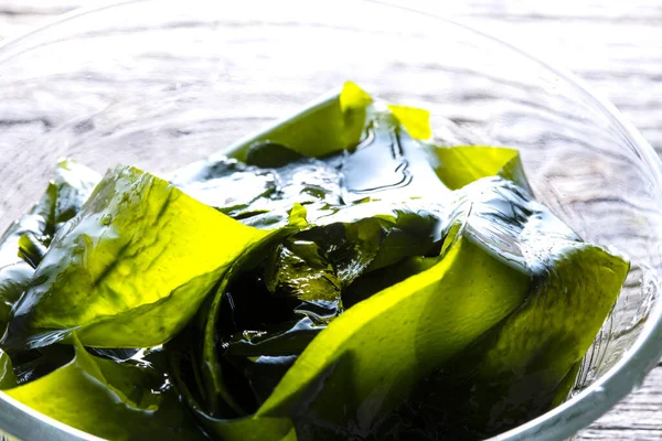 Algas Ecológicas Verdes Frescas Sobre Fondo Madera —  Fotos de Stock