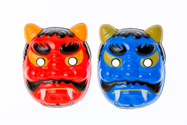 Zwei Chinesische Blaue Und Rote Katzenmasken Isoliert Auf Weißem Hintergrund — Stockfoto