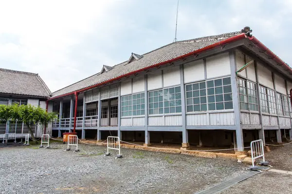 Gunma, Japonya 'daki eski Tomioka İpek Değirmeni Erkek Yatakhanesi' nin büyük pencereleri. UNESCO Dünya Mirası