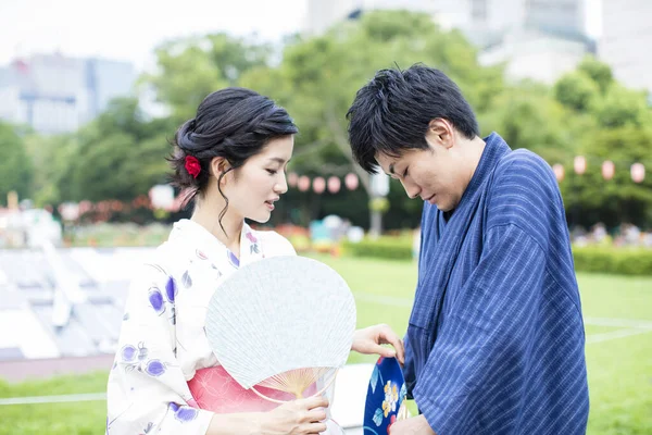 Geleneksel Kimono Giyen Parkta Asyalı Hayranları Olan Genç Bir Japon — Stok fotoğraf