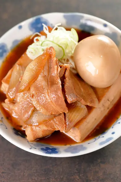 日本菜 烤猪肉 豆腐和鸡蛋 — 图库照片