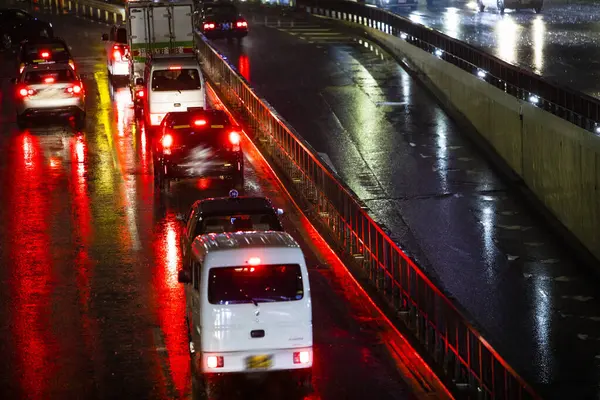 Samochody Jadące Ulicą Miasta Podczas Deszczu Nocy — Zdjęcie stockowe
