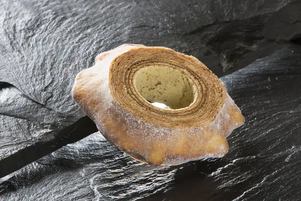 Baumkuchen pastanesi, Alman mutfağından tükürük keki. Japonya 'da da popüler bir tatlıdır.. 