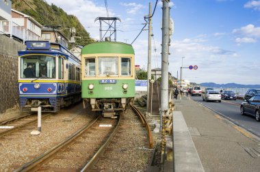 Modern Japon şehrinde raylı tramvaylar, gündüz görüşü 