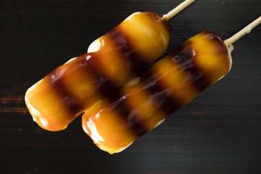 Dango, uruchi pirinç unu ve glutinous pirinç unuyla karıştırılmış pirinç unundan yapılan Japon tatlısı. Buharda pilavı pişirdikten sonra yapılan mochi yapma yönteminden farklıdır..