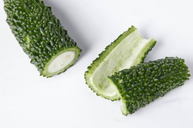 Beyaz arka planda yeşil, taze, acı kabak.