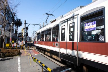 Japon şehrinde tren, modern ulaşım. 